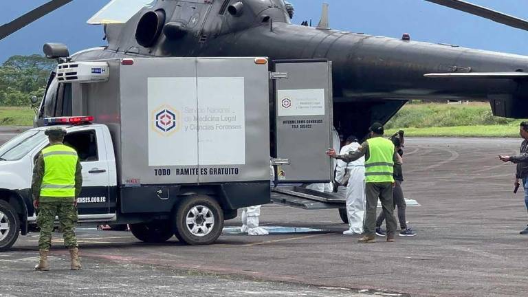 Personal del Ejército extrajo los cuerpos del lugar del accidente aéreo. Cinco cadáveres ya fueron trasladados a Shell para que Criminalística realice las autopsias.