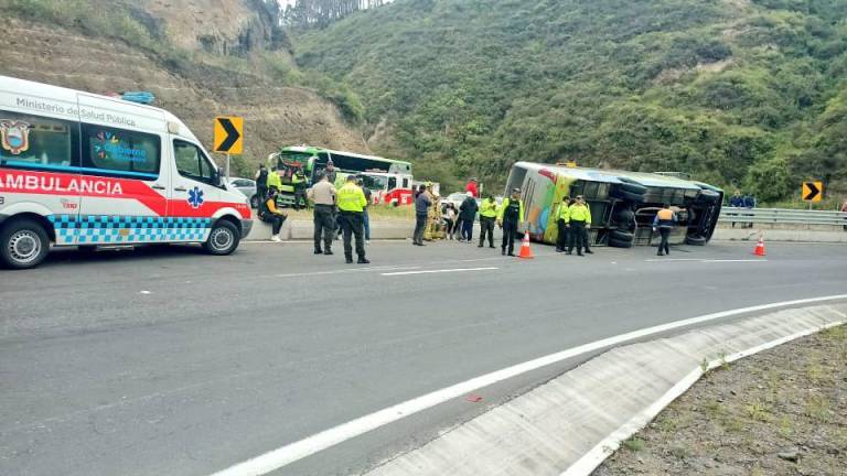 Bus que cubría la ruta Guayaquil - Tulcán sufrió un accidente que dejaron 15 heridos