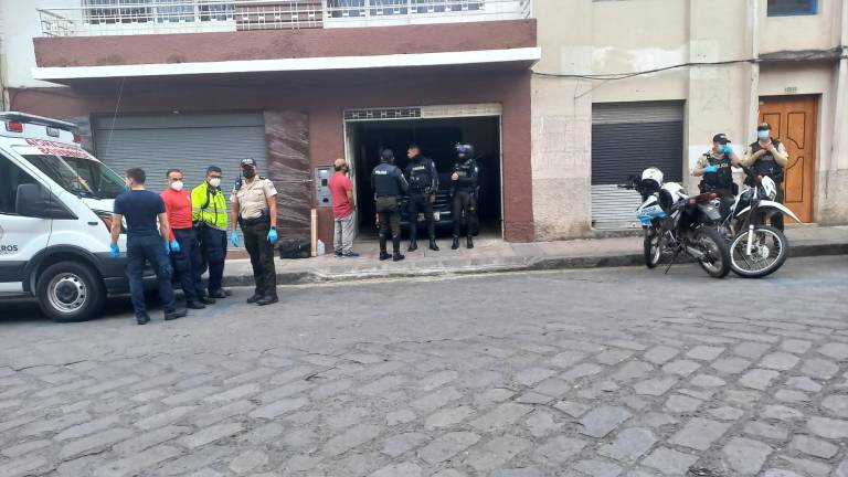 Tres policías sospechosos de asesinato a un hombre en centro histórico de Cuenca