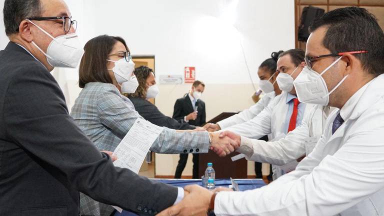 Gobierno entrega 50 nombramientos a profesionales de la salud que atendieron a pacientes COVID-19