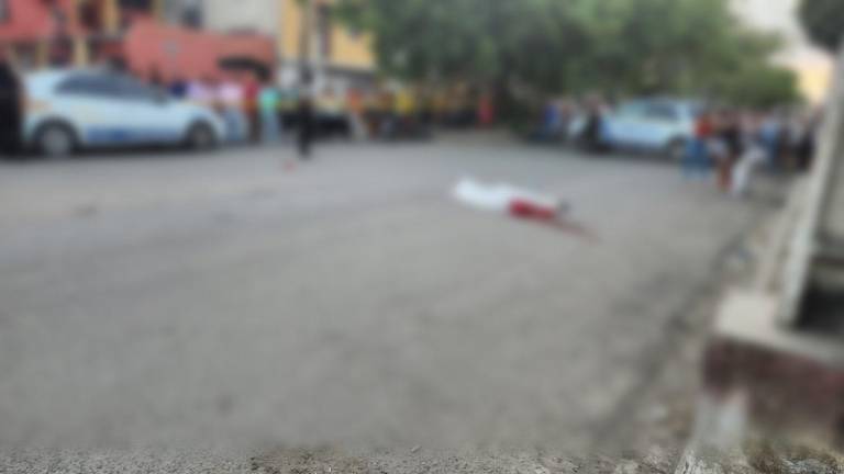 El cuerpo del presunto delincuente quedó tendido en la calle.