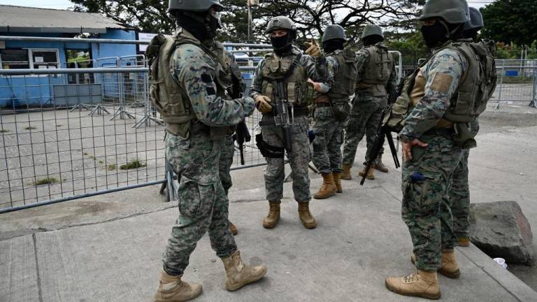 Microvistazo: Lasso decreta estado de excepción en todas las cárceles del país: se reporta un militar herido en intervención