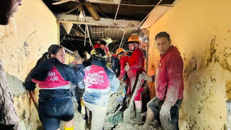 Microvistazo | Deslizamiento por fuerte lluvia sepulta a una familia en Portoviejo