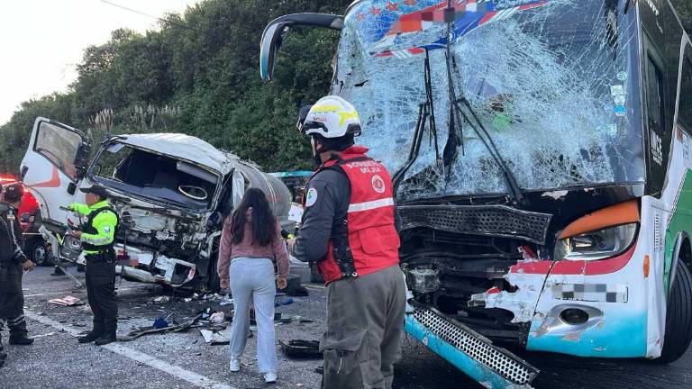 Choque entre tanquero y bus deja ocho heridos en vía Sangolquí - Machachi