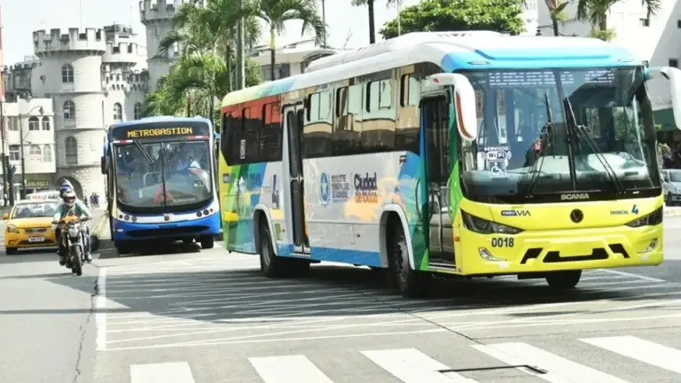 El servicio de la Metrovía, que incluye 4 troncales y sus alimentadores, operará con normalidad durante los cuatro días de descanso. Se prevén operativos de control a cargo de la Agencia de Tránsito y Movilidad.