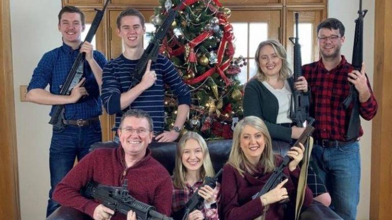 Congresista de EE.UU. publica polémica foto navideña con armas de fuego, tras tiroteo en escuela