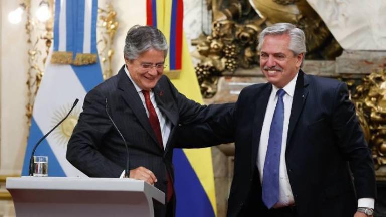 Ecuador y Argentina retoman relaciones diplomáticas a cambio de fingir demencia
