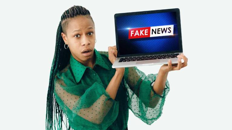 Mujer descubriendo una 'Fake News' en su laptop