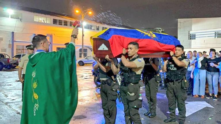 En el Cuartel Modelo se realizó una capilla ardiente en honor al sargento segundo Pucha, a la cual asistieron sus familiares, compañeros policías y el comandante de la Zona 8.
