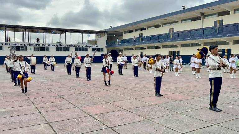 Estudiantes de una unidad educativa realizan actividades cívicas.