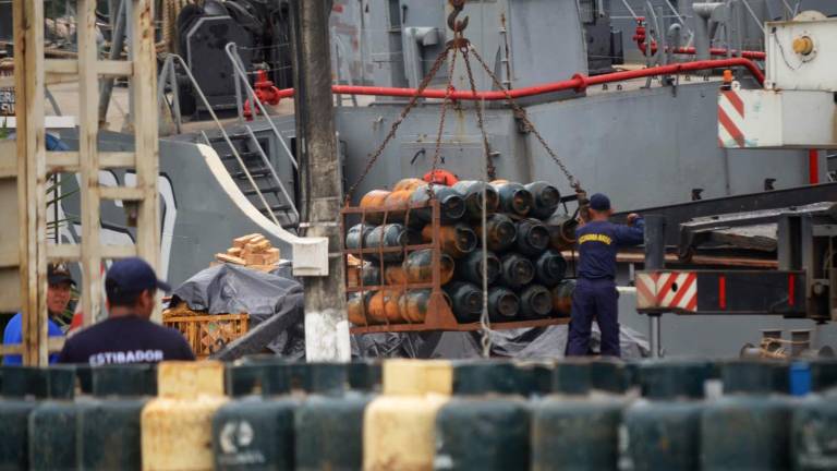 En nave Calicuchima se embarcaron 8.000 cilindros de gas para Galápagos
