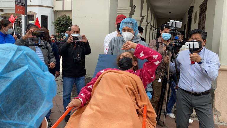 Maestra en huelga de hambre fue trasladada a un hospital en Cuenca