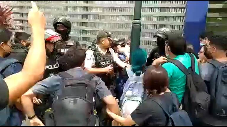 Policía y estudiantes protagonizaron una riña en los exteriores de la Universidad de Guayaquil.