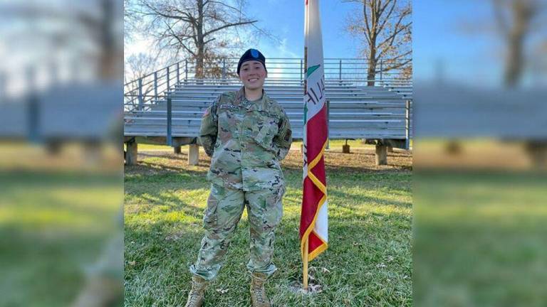 La madre de la víctima, Alejandra Ruiz, dijo a la cadena Telemundo que su hija le dijo que un sargento estaba acosándola y que estaba siendo perseguida.