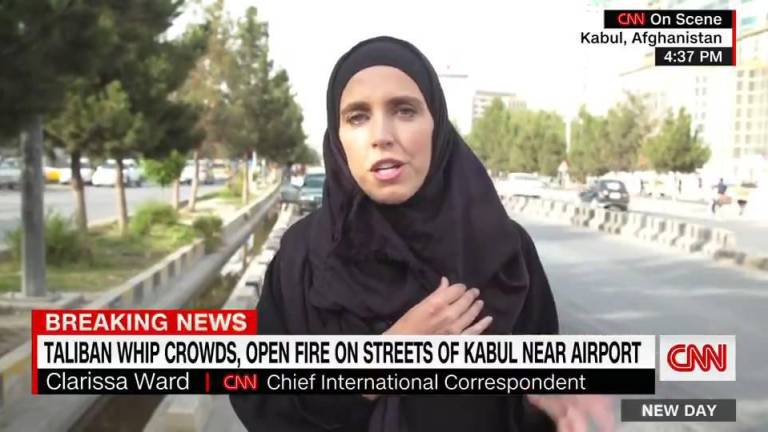 Periodista de CNN que cubría la crisis de Afganistán abandonó el país luego de ser increpada por talibanes
