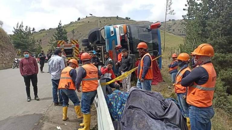 Un fallecido y siete heridos por accidente de autobús en Chimborazo