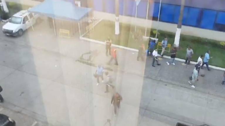 Microvistazo | Balacera mortal en exteriores de CNEL en Guayaquil desata pánico