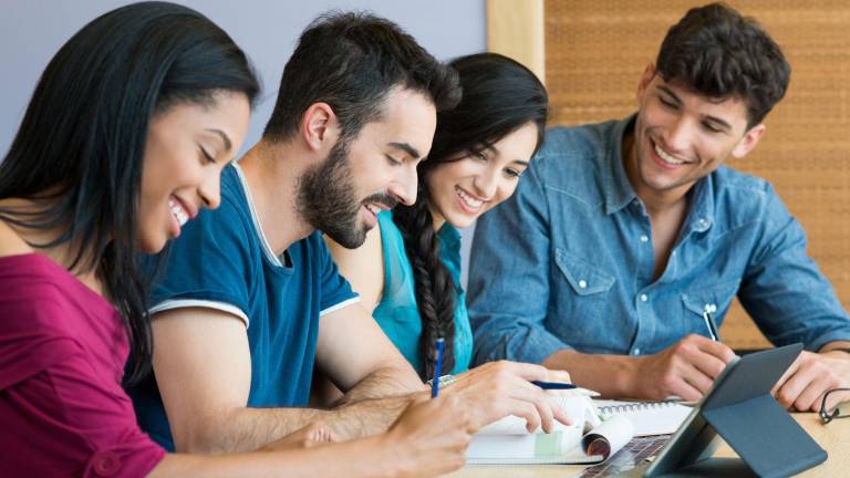 Senescyt y la Universidad Internacional de Valencia colaboran en iniciativa de becas para maestrías online desde Ecuador.
