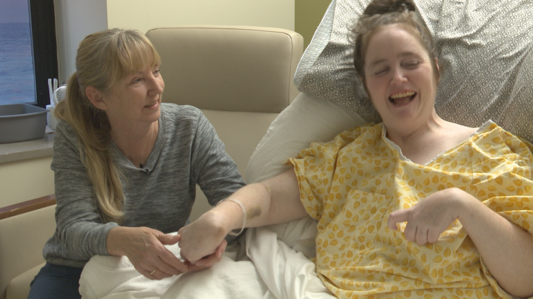 Mujer despertó de un coma de cinco años tras escuchar un chiste de su mamá