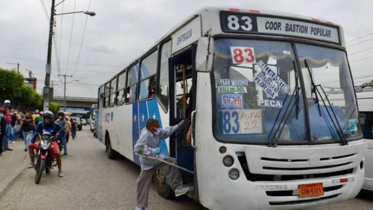 ”Económicamente no podemos más”: transportista de Guayaquil insisten en aumento de pasajes