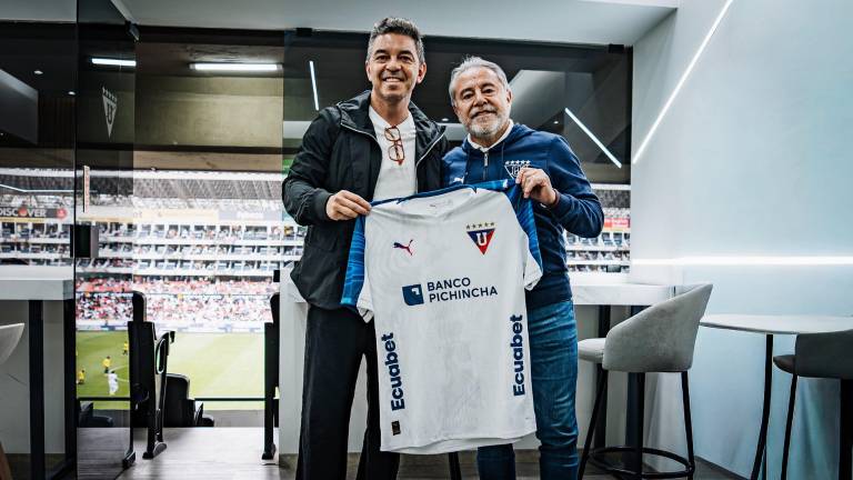 Marcelo Gallardo, estratega de Ecuador, junto a Isaac Álvarez, presidente de Liga de Quito.