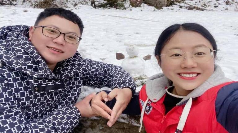 Pareja atrapada en una cita a ciegas por el confinamiento anuncia matrimonio