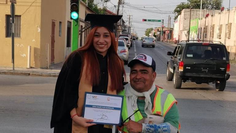 “Este logro también es tuyo”: Joven se graduó de la universidad y dedicó el título a su padre, quien vende periódicos