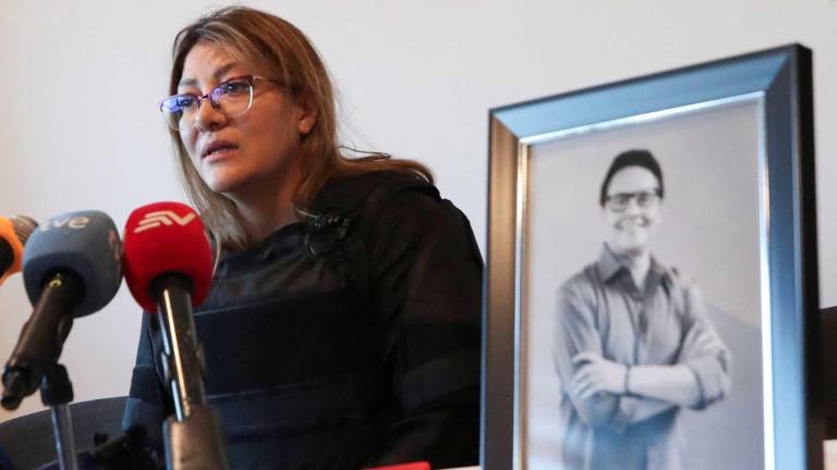 Verónica Sarauz, viuda de Fernando Villavicencio, en una rueda de prensa posterior al asesinato del excandidato presidencial.