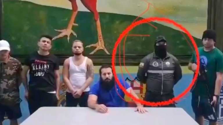 Sujeto que aparece junto a alias 'Fito' es parte de la Policía.