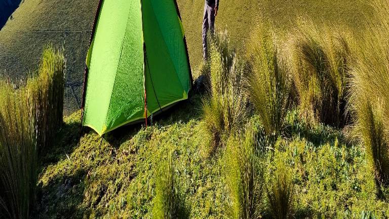 $!Turista acampando en las faldas del volcán Chimborazo.