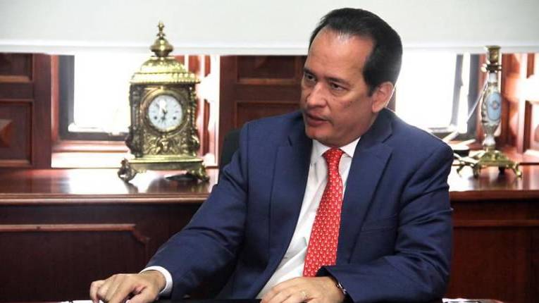 El ministro de Gobierno, Henry Cucalón, habla sobre la amenaza que enfrenta la democracia por el pedido de juicio político desde la Asamblea.