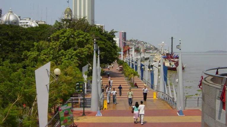 El Malecón 2000 es una de los principales espacios turísticos de la ciudad de Guayaquil, ubicado entre el río Guayas y la zona céntrica de la ciudad.