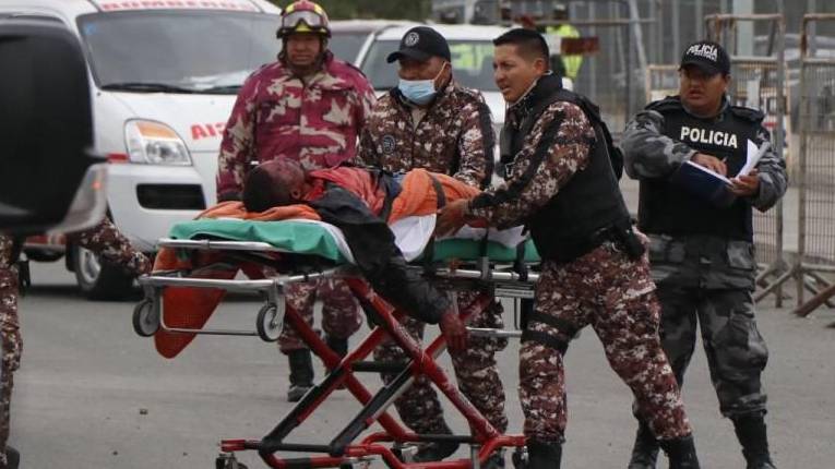 Víctimas de masacres en cárceles de Ecuador presentan demanda contra Estado