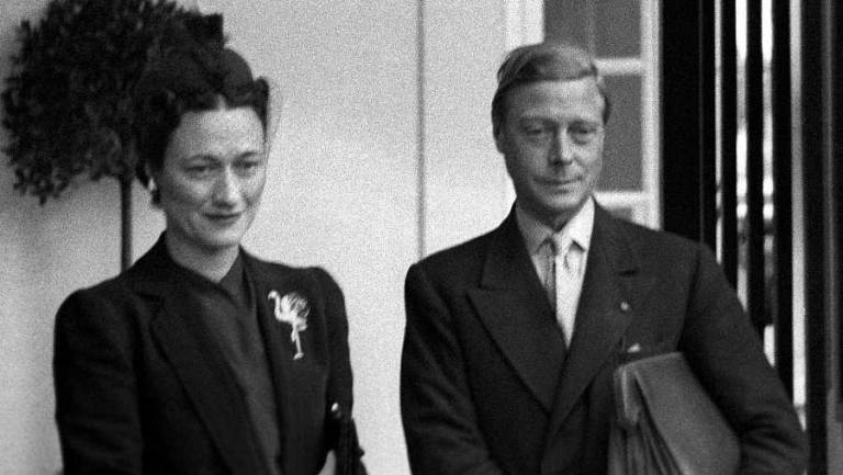 $!Eduardo VIII renunció a la corona de Reino Unido por amor. Wallis Simpson, quien se convirtió en su esposa era una mujer divorciada estadounidense por lo que no fue aceptada. Ellos se convirtieron en los duques de Windsor y vivieron en Francia.