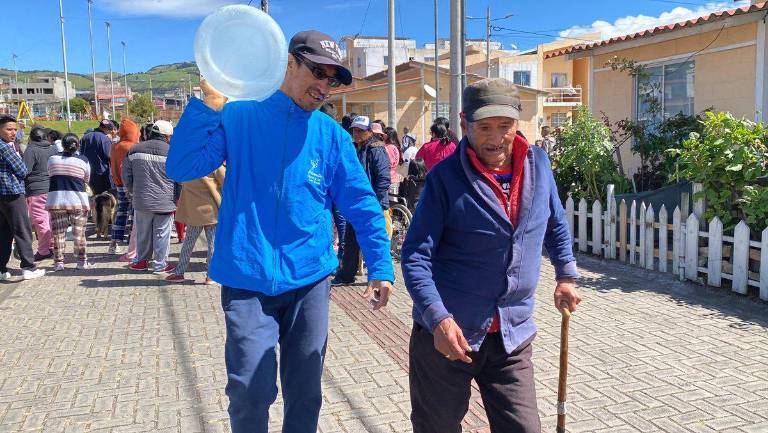 $!Personal del Municipio de Quito asistiendo a las personas de grupos vulnerables.