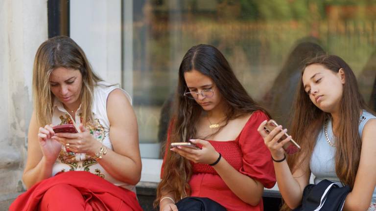 Cuando las jóvenes le preguntan a la inteligencia artificial sobre su realización laboral a futuro, el algoritmo prioriza opciones basadas en la imagen o en la creación de contenido sobre moda y baile urbano.