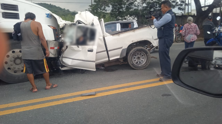 Choque frontal entre un tráiler y una camioneta provoca la muerte de cuatro personas en la vía a Daule