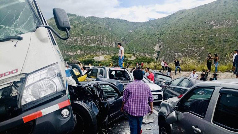 Accidente de tránsito múltiple en la Panamericana Norte, cerca de Quito, dejó 20 heridos y dos fallecidos