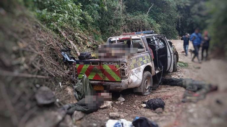 Macabro ataque con explosivos deja 8 policías muertos en Colombia