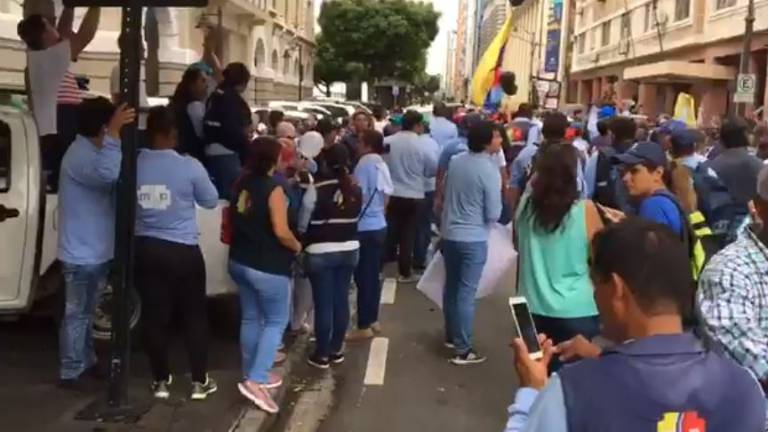 Despidos masivos en el sector público generan rechazo