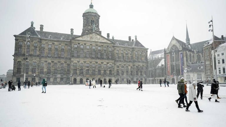 La primera tormenta de nieve en una década paraliza a Países Bajos
