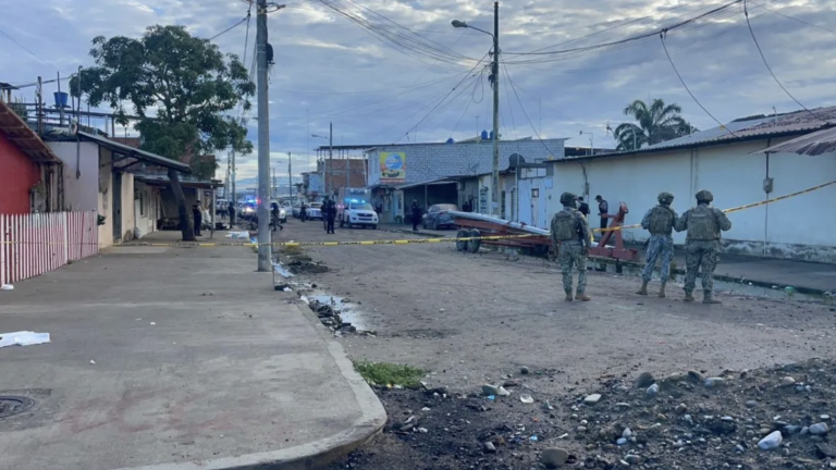Terror en Machala: sicarios vestidos de policías asesinan a tres pescadores y dejan explosivos en Puerto Bolívar