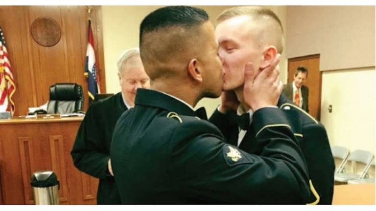 El beso de bodas de dos militares que le está dando la vuelta al mundo