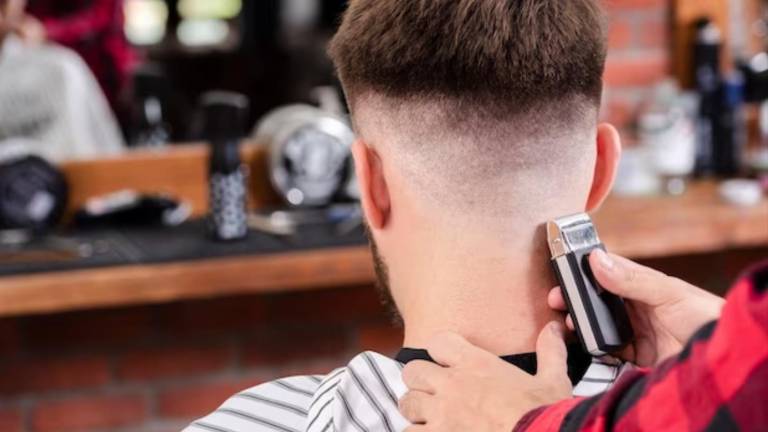 Corte de cabello tradicional en una peluquería común.