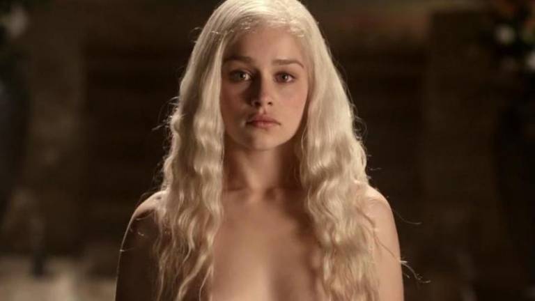 Emilia Clarke habla sobre sus desnudos en “Game of Thrones”: “lloraba en el baño”