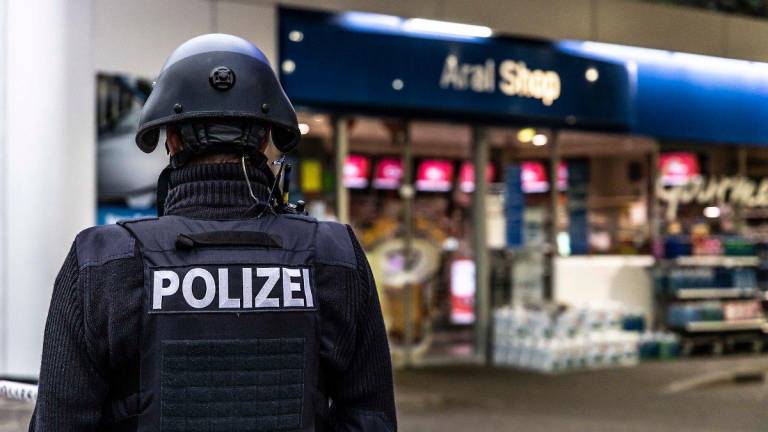 Conmoción en Alemania: hombre mata a un cajero porque le pidió ponerse la mascarilla