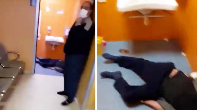 Imágenes de un hombre tirado en el baño de un hospital conmueven a Italia