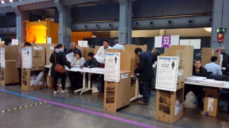 Miles de ecuatorianos votan en Madrid para elegir nuevo presidente