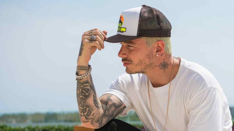 J. Balvin enfrenta su miedo tras accidente y se sube a otro avión