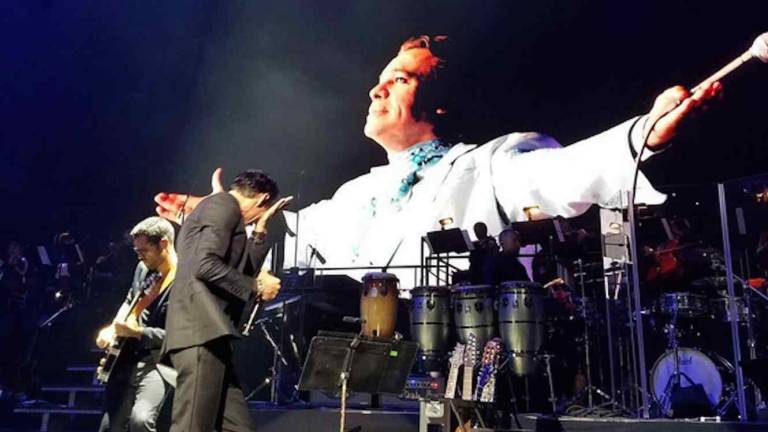 Marc Anthony llora al recordar a Juan Gabriel en concierto